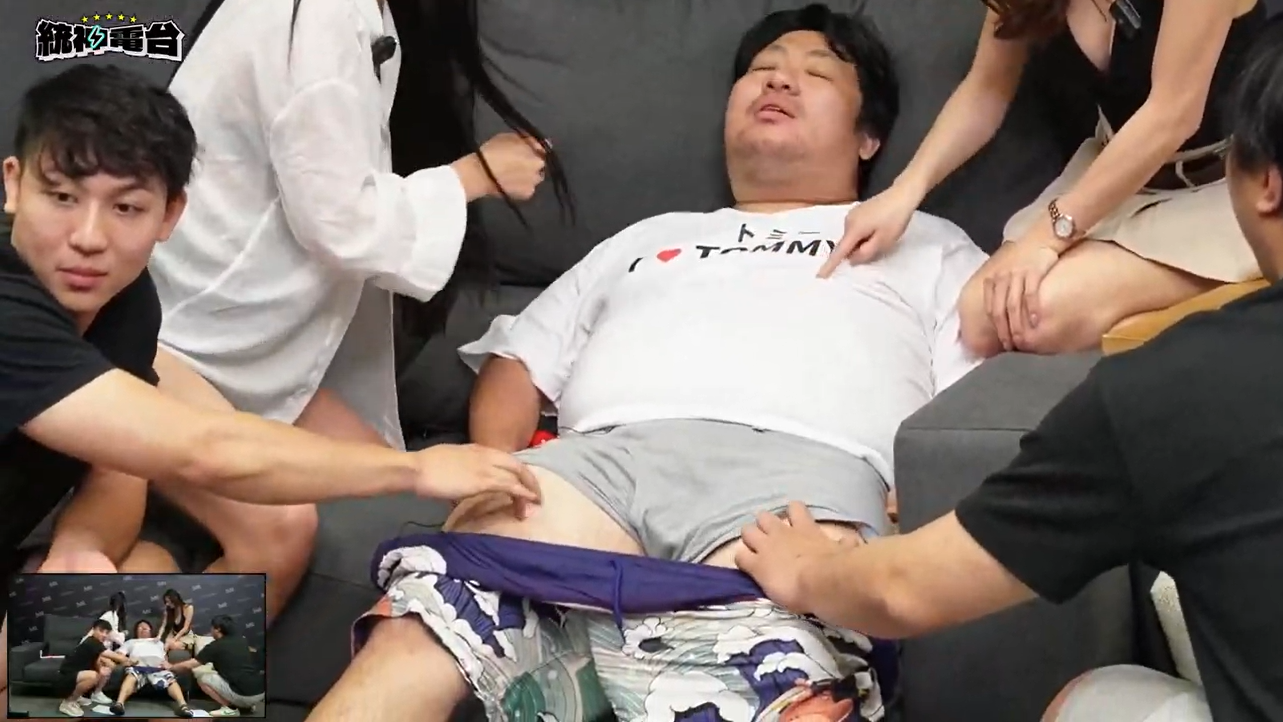 統神直播不慎走光露鳥。(圖/SWAG)