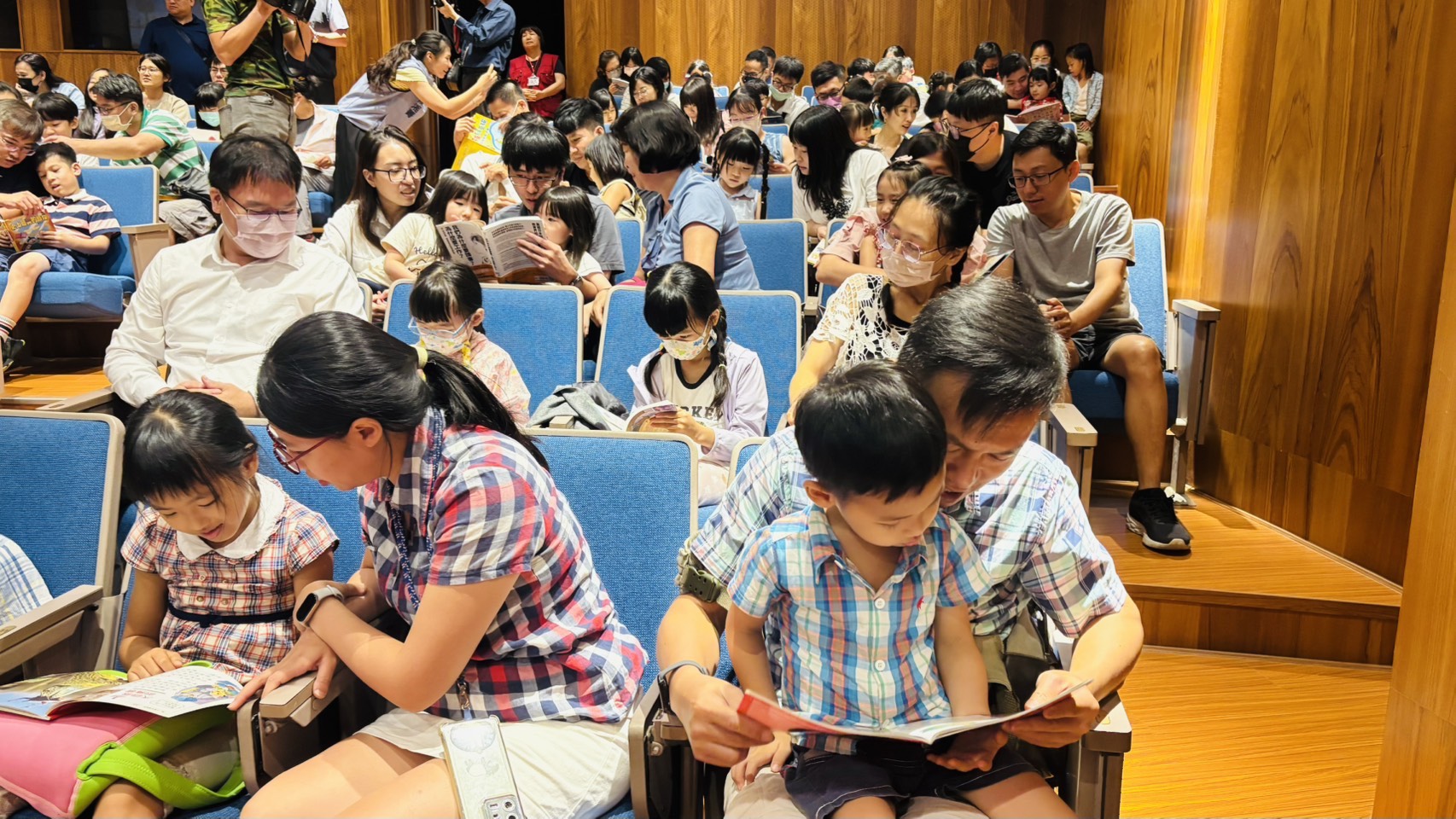 家長陪著孩子逐頁閱讀,耐心指引書中文字與插圖,讓成語從需要背誦的知識,轉化為親子共同理解的生活故事。