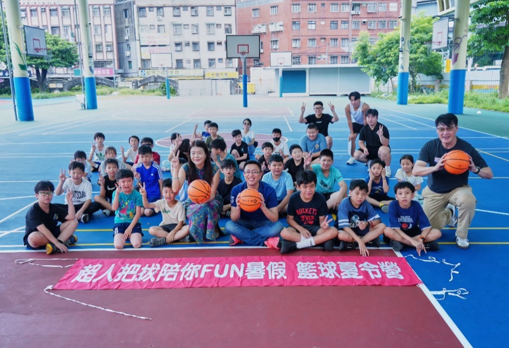 王威元推少年暑期籃球營 協助改善三重電信街場地設施 225 24826071903