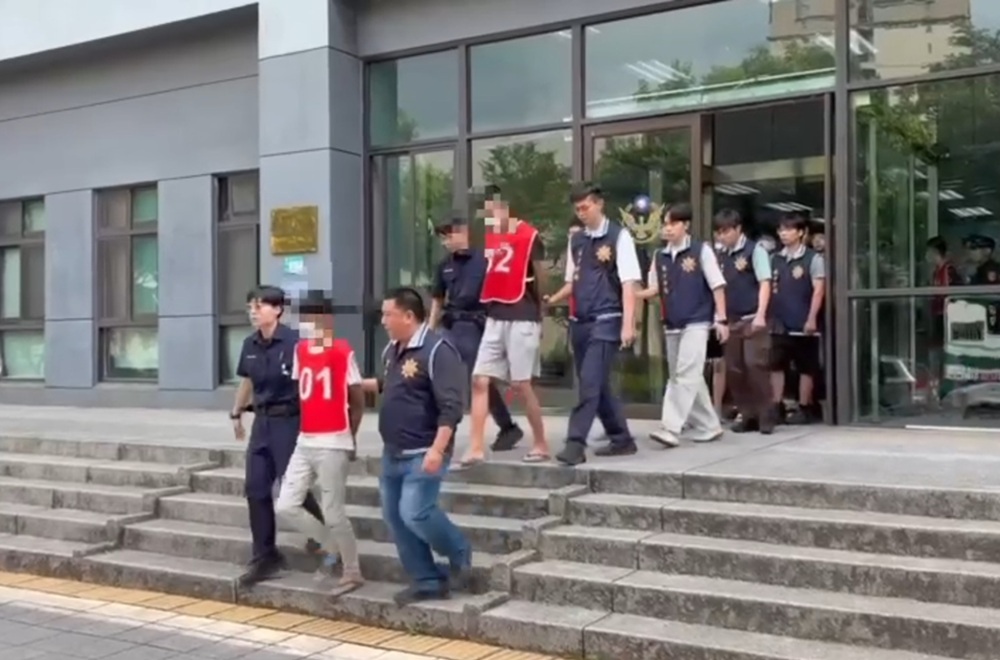 涉改裝機車群聚競速 警兵分多路3地逮12人 229 cnews204260719a03