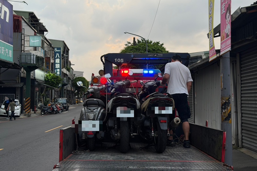 涉改裝機車群聚競速 警兵分多路3地逮12人 230 cnews204260719a04
