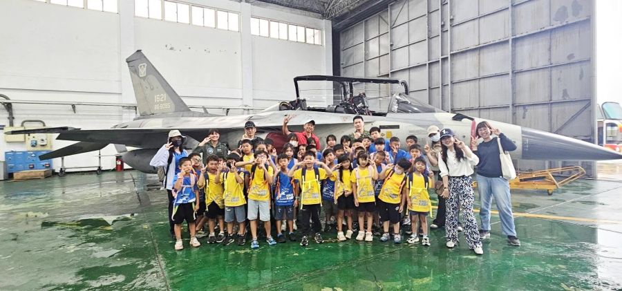 風櫃國小師生前往空軍馬公基地 進行國防教育參訪