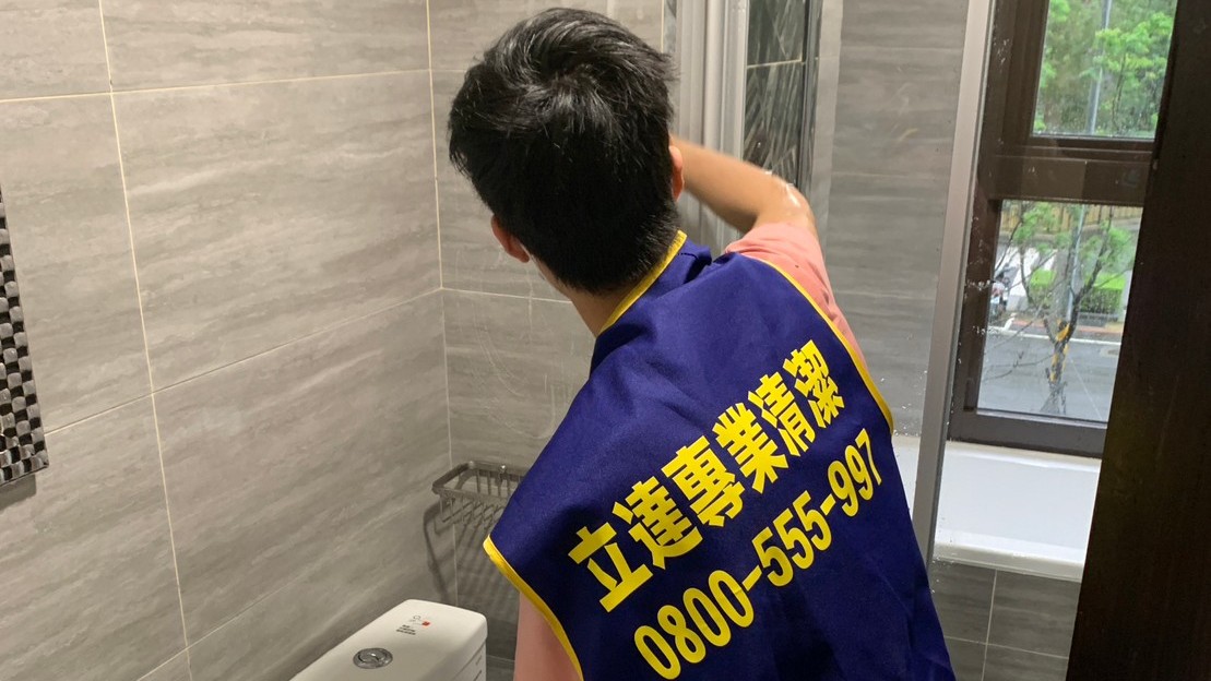 龜山5席至少9人搶 藍綠白橘無黨全面混戰 圖2:清潔師傅專注清理浴室玻璃隔間與五金設備,清除惱人的水垢與殘膠,還原光亮無痕表面。(圖片/立達欣業有限公司)