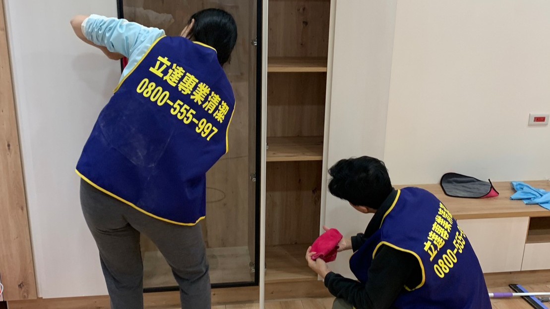 龜山5席至少9人搶 藍綠白橘無黨全面混戰 圖3:細清團隊拆卸系統櫃抽屜,從裡到外細緻清潔櫃體內外各個角落,連看不見的死角都會逐一清乾淨。(圖片/立達欣業有限公司)