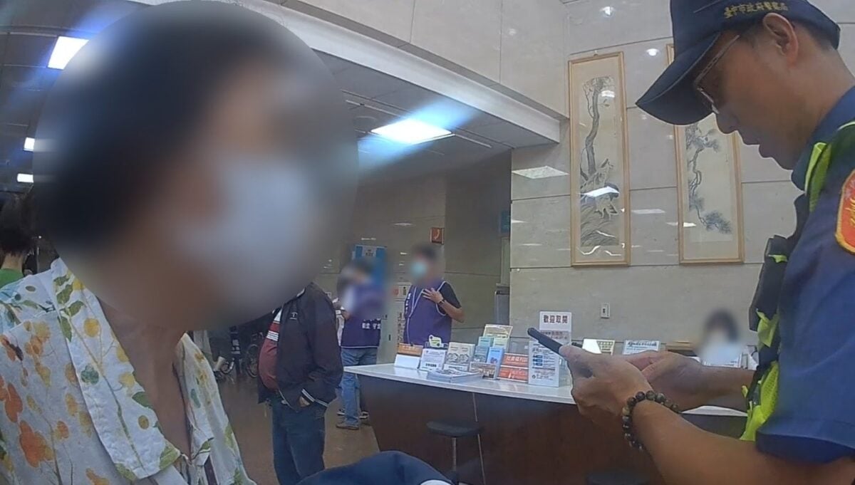 ▲婦人急著就醫忘了支付計程車車資。一個月來始終惦記在心，在傷勢好轉後，想方設法找到當時的計程車司機。