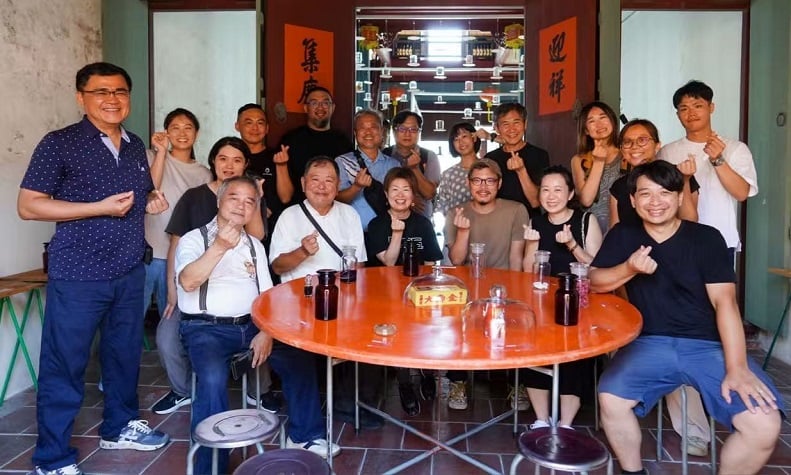 ▲策展藝術家及協力仕紳合影,包括人間國寶木雕大師李秉圭、導演暨前副總統辦公室主任陳文彬、前文資局副局長邱建發、臺灣小鎮文化協會創辦人許書基、鹿港囝仔文化事業執行長張敬業、民俗專家顏震宇(幻龍)及多位社區文化工作者。中坐者為藝術家陳普與井上尚子。