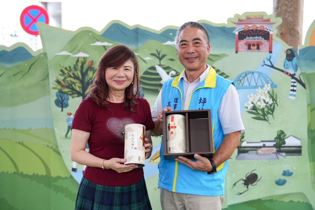 ▲活動儀式由周水美總會長與坪林商圈高明富理事長進行2026比賽茶的啟封儀式並現場沖泡。