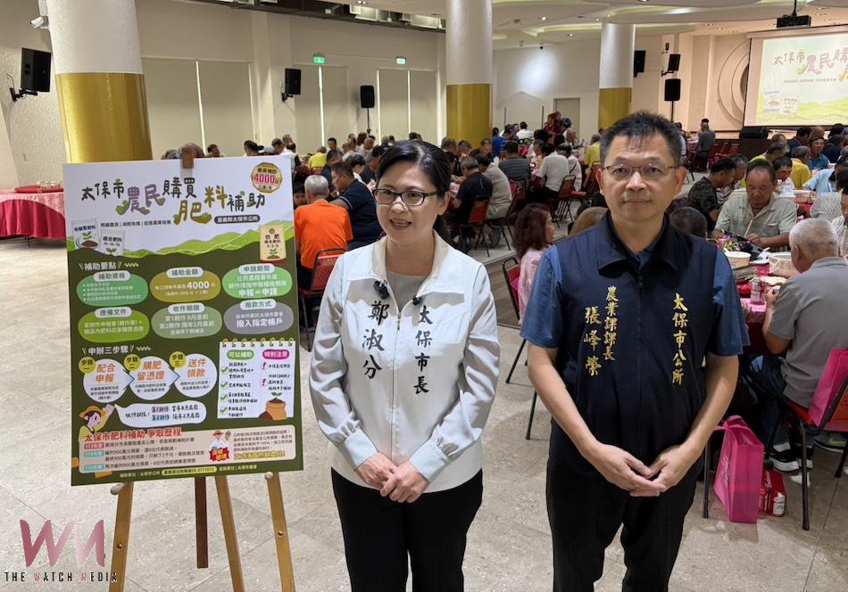 太保市長鄭淑分（左）為減輕農民生產成本負擔，協助提升農業競爭力，在農業課長張峰榮（右）陪同宣佈「全國首創」的推動農民肥料補助措施。（圖/記者陳惲朋攝）
