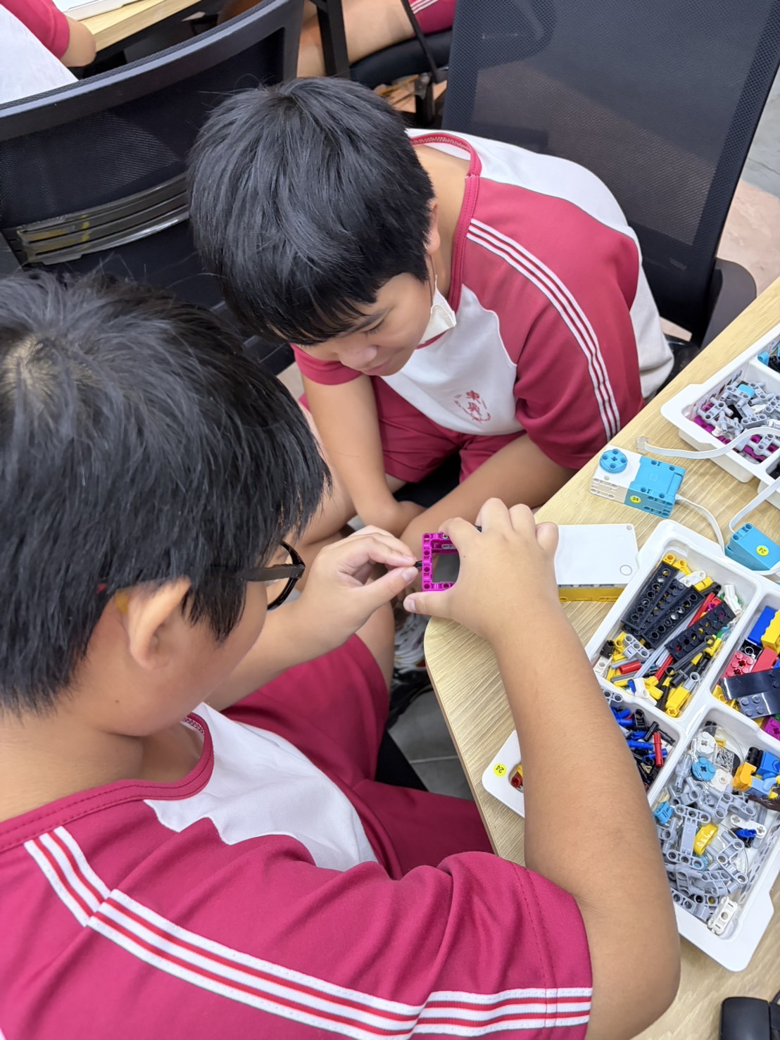 暑假不只玩!鹿港小學生玩機器人、學英文開啟AI視野 - https://www.watchmedia01.com