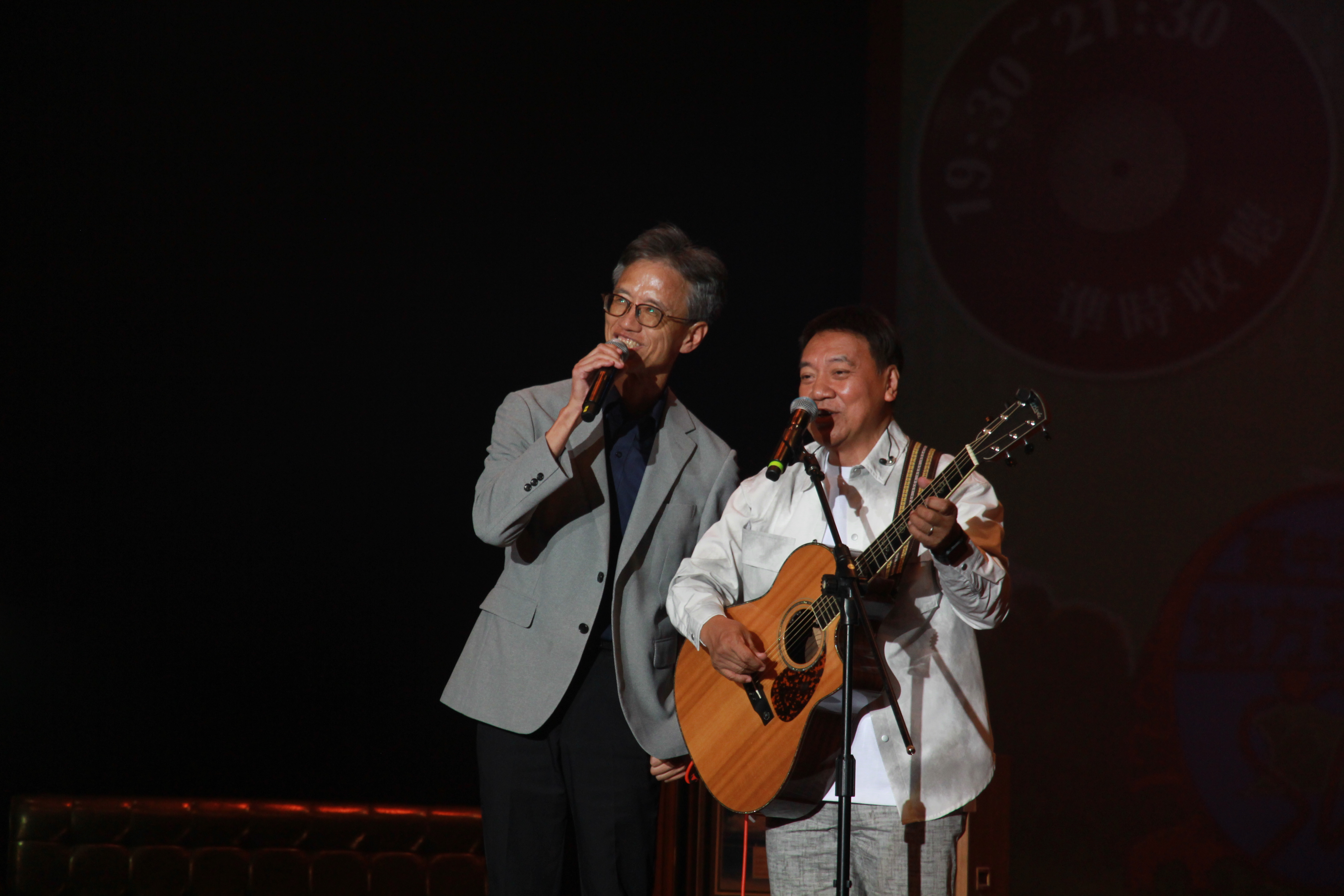 圖 地稅局局長沈政安與施孝榮合唱經典歌曲-木棉道 記者王偉翻攝
