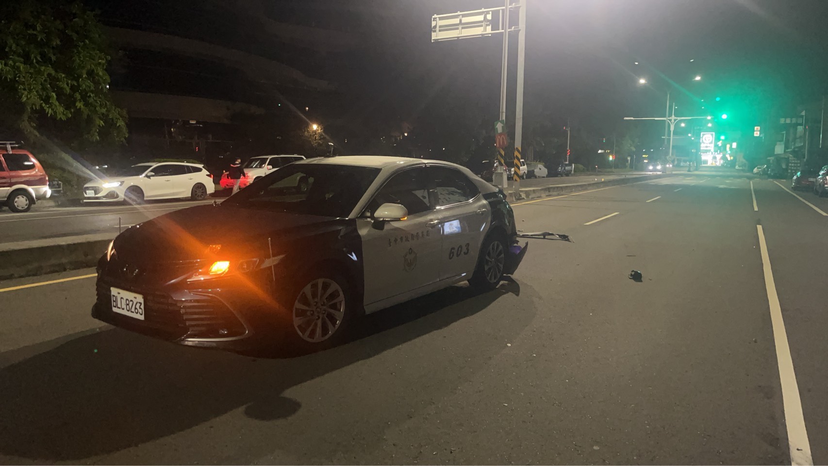 圖 巡邏車遭撞擊呈現180度反轉 記者王偉翻攝