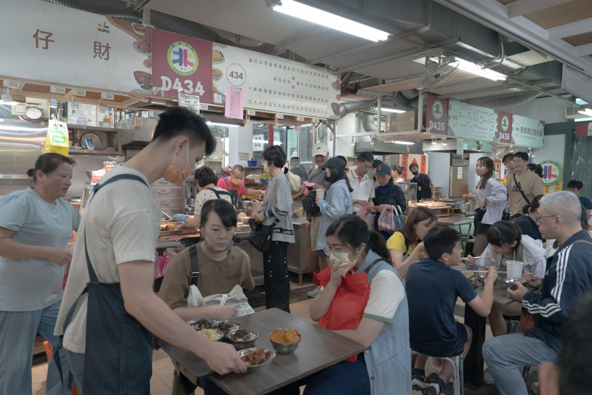 美食區用餐人潮絡繹不絕。