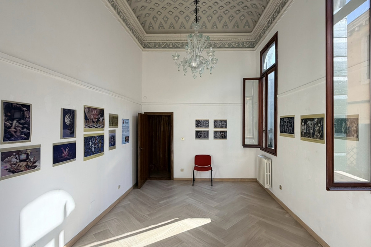 弘光科大老師王瑋名個展在義大利威尼斯歷史建築中展出。（弘光科大提供）