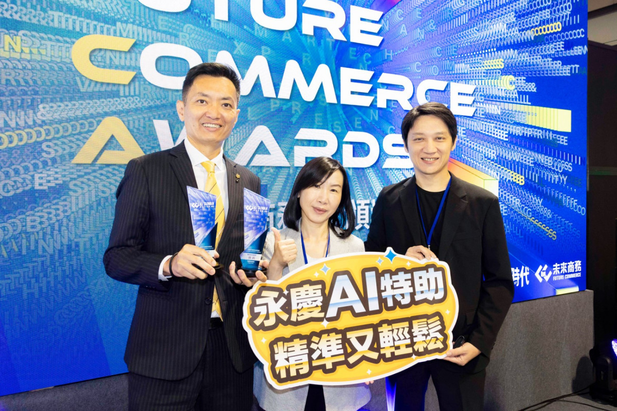 電通行銷傳播集團策略創新長邵懿文(中)和beBit TECH微拓科技商務長譚學凱(右)兩位評審都盛讚「永慶AI特助」帶來的創新體驗。