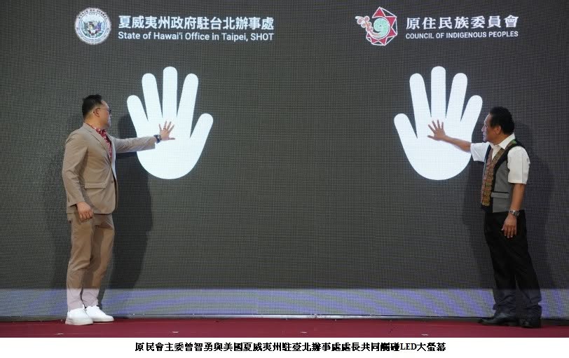 可能是一或多人和文字的圖像