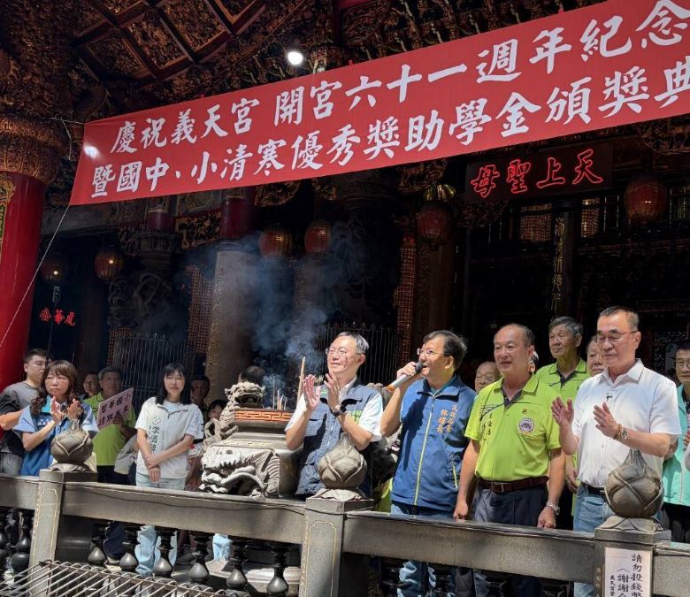 信仰結合公益 三重義天宮頒獎助學金盼善循環延續 33 《圖說》民政局長林耀長〈右三〉勉勵獲獎學生珍惜社會各界的關懷,未來學有所成後,能將這份溫暖回饋社會,讓善的力量持續傳遞。〈民政局提供〉