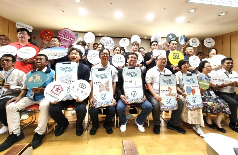 E宿新北打卡趣上線 14條主題路線送住宿金、再抽好禮 39 《圖說》新北市觀旅局推出「115年上山下海 E宿新北打卡趣」活動記者會合影,前排中為副市長劉和然,前排左四觀旅局長楊宗珉。〈記者葉柏成攝〉