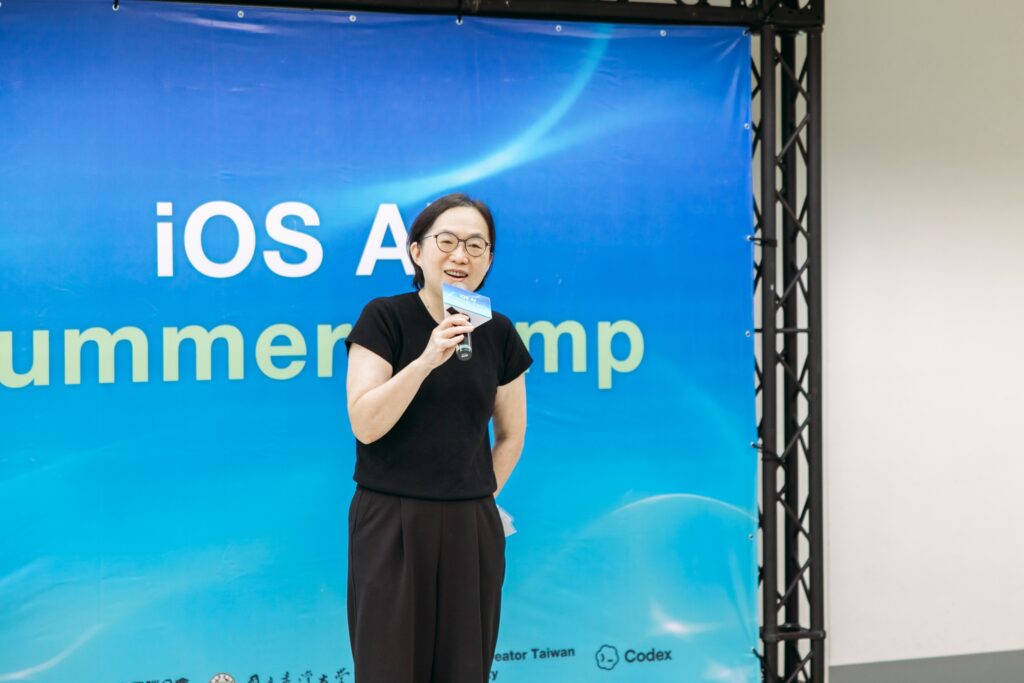 國立臺灣大學蘋果區域培訓中心、TCA、CODEX攜手打造iOS AI Summer Camp! 三天挑戰完成AI App陪伴青年創作 53 2. %E4%B8%BB%E8%BE%A6%E5%9C%98%E9%9A%8A%E6%8F%90%E4%BE%9B%EF%BC%9A%E6%95%B8%E4%BD%8D%E7%99%BC%E5%B1%95%E9%83%A8%E6%94%BF%E5%8B%99%E6%AC%A1%E9%95%B7%E4%BE%AF%E5%AE%9C%E7%A7%80