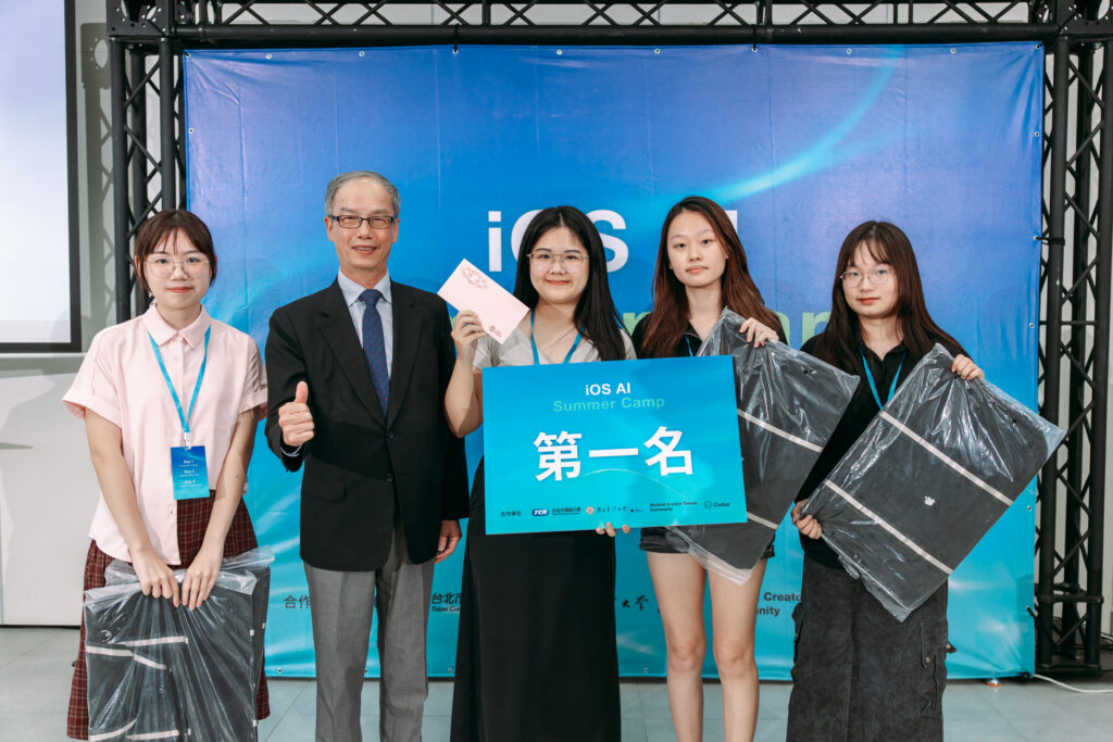 國立臺灣大學蘋果區域培訓中心、TCA、CODEX攜手打造iOS AI Summer Camp! 三天挑戰完成AI App陪伴青年創作 54 3. %E4%B8%BB%E8%BE%A6%E5%9C%98%E9%9A%8A%E6%8F%90%E4%BE%9B%EF%BC%9A%E6%95%B8%E7%94%A2%E7%BD%B2%E6%9E%97%E4%BF%8A%E7%A7%80%E7%BD%B2%E9%95%B7%E8%88%87%E7%AC%AC%E4%B8%80%E5%90%8D%E9%9A%8A%E4%BC%8D%E5%A4%A7%E5%90%88%E7%85%A7