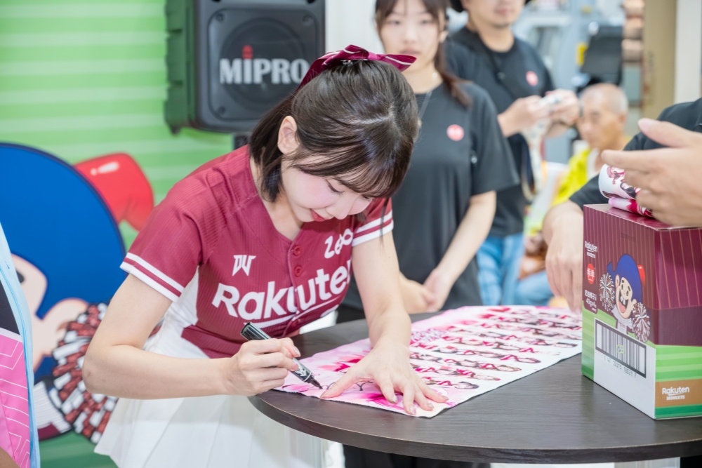 樂天女孩MIKA大全聯忠孝店任一日店長 「樂天桃猿乖乖骰子箱」掀起應援毛巾收藏潮 33 20260720008