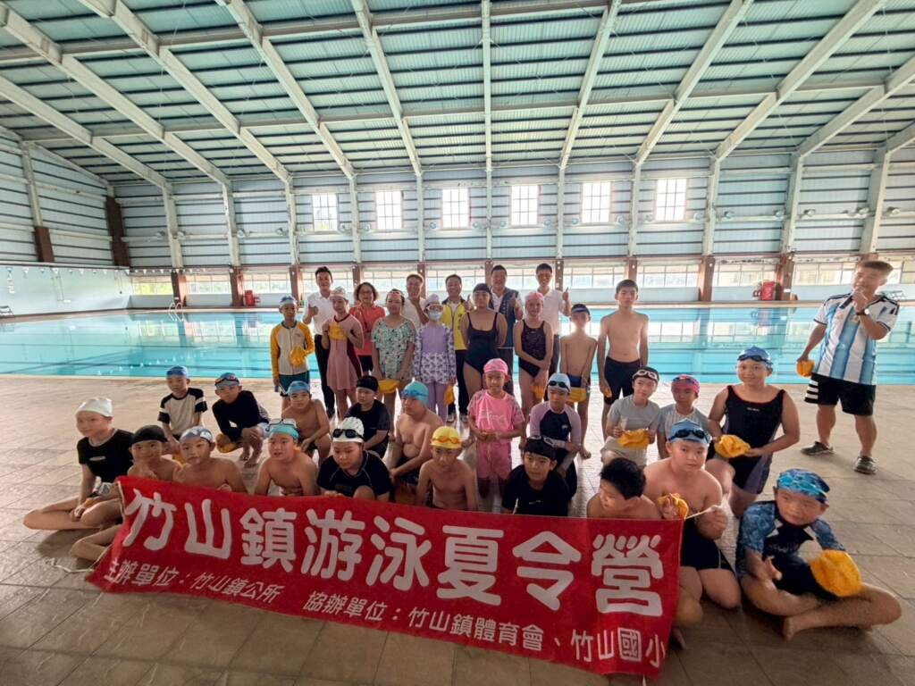 ▲竹山鎮暑期游泳夏令營開跑，80名學童免費學泳培養自救能力。