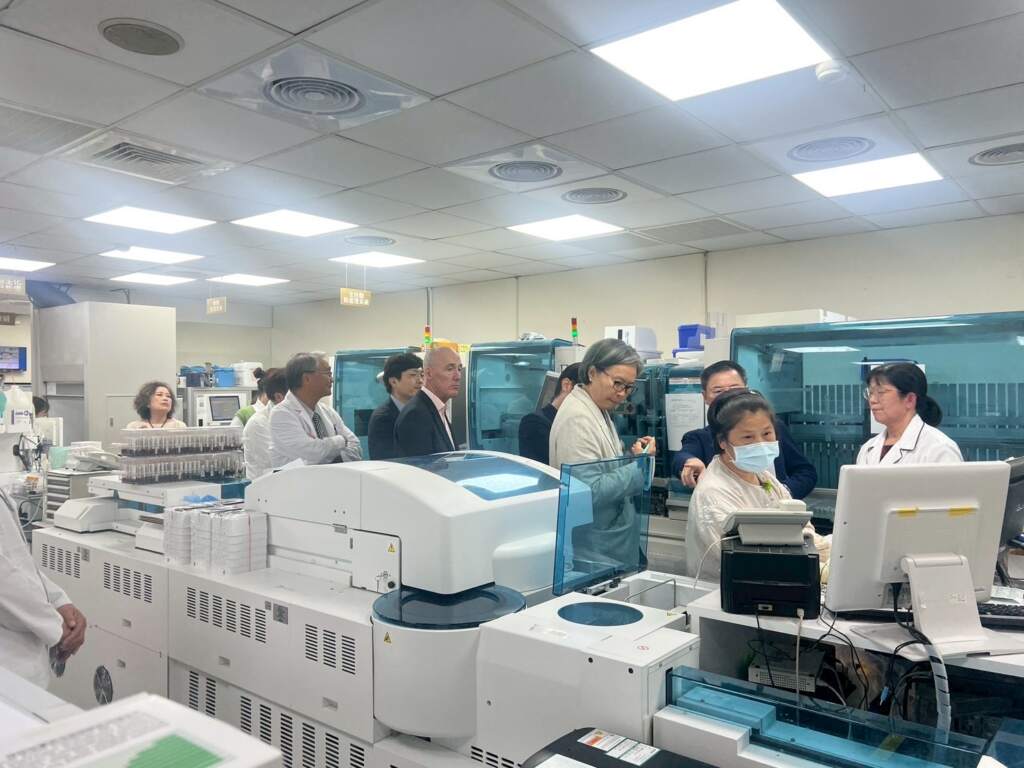 ▲查核檢驗醫學部，驗證檢驗全流程閉環管理，從檢體接收、分析、結果回傳至臨床應用均透過資訊系統完整串接，提升檢驗品質、病人安全與醫療效率。