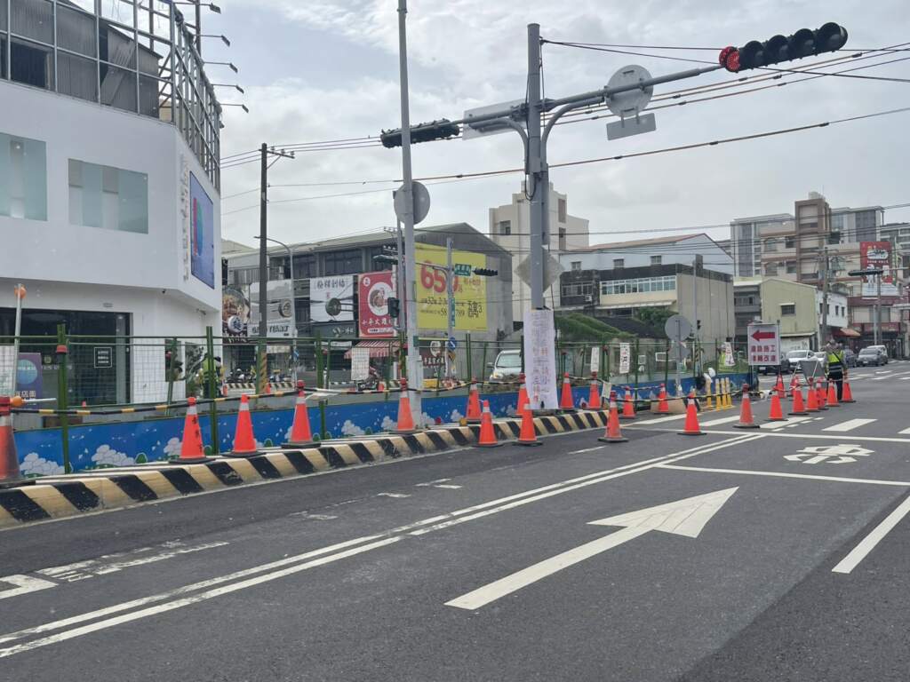 ▲善化區建國路設置施工圍籬及交通維持設施之照片。