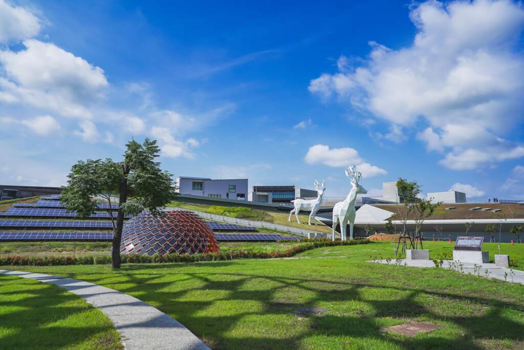 ▲沙崙智慧綠能科學城綠能科技示範場域公共藝術區－梅花鹿與果實。
