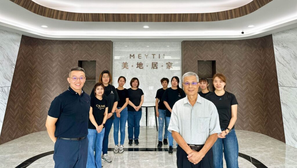 美地居家寢具董事長杜仁成（前排右）和總經理梁雁捷（前排左）共同表示，美地將持續用MIT職人精神守護國人的生活品質。圖/美地居家寢具提供