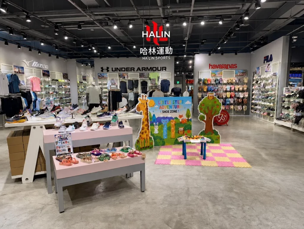 Ha Lin Sports全齡潮流運動概念門市，門口設有萌翻天動物童鞋打卡區。
