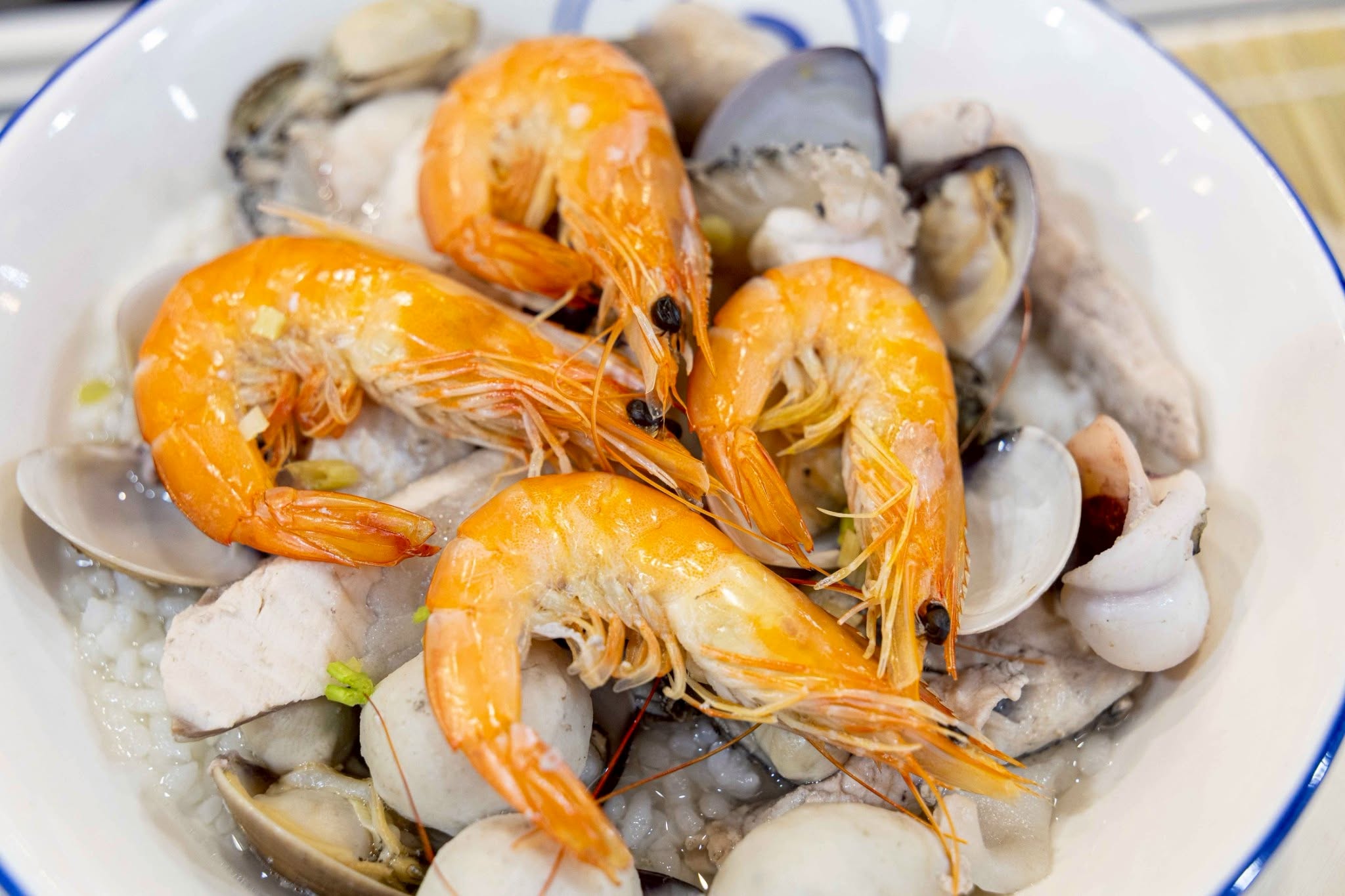招牌虱目魚海鮮總匯粥,將鮮美海味完整熬入粥底,每一口都是最道地的台南經典風味。(圖/ 擷取自台灣美食展FB)