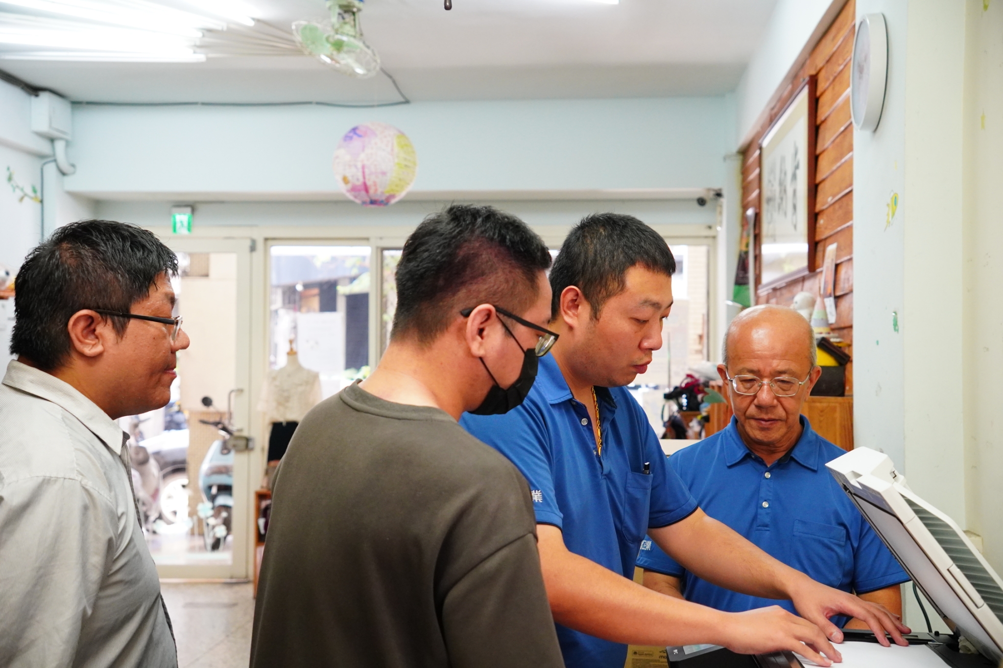 日傳企業人員協助安裝新影印機，並向基金會工作人員說明列印、影印與掃描等功能，協助行政流程更加穩定。（圖／日傳企業提供）
