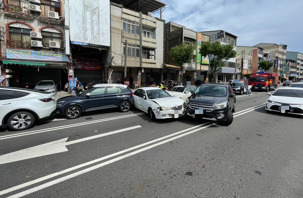 追撞6輛汽機車 45歲女涉毒駕1機車騎士身亡 209 cnews204250720a03