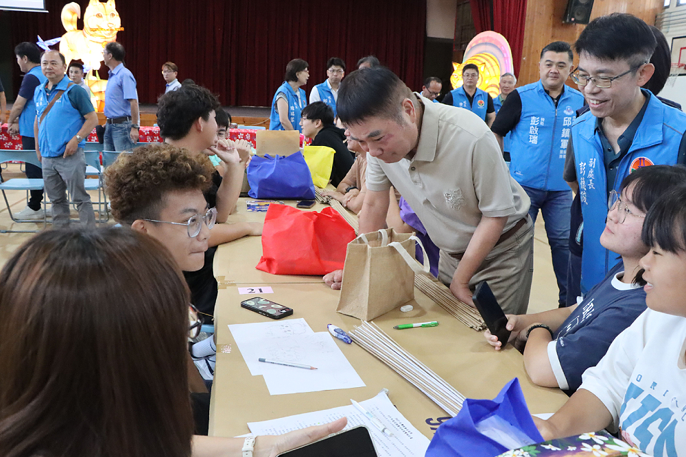 師生積極迎接2027台灣燈會 鍾東錦讚融合多元文化永續理念 202 師生積極迎接2027台灣燈會 鍾東錦讚融合多元文化永續理念 201