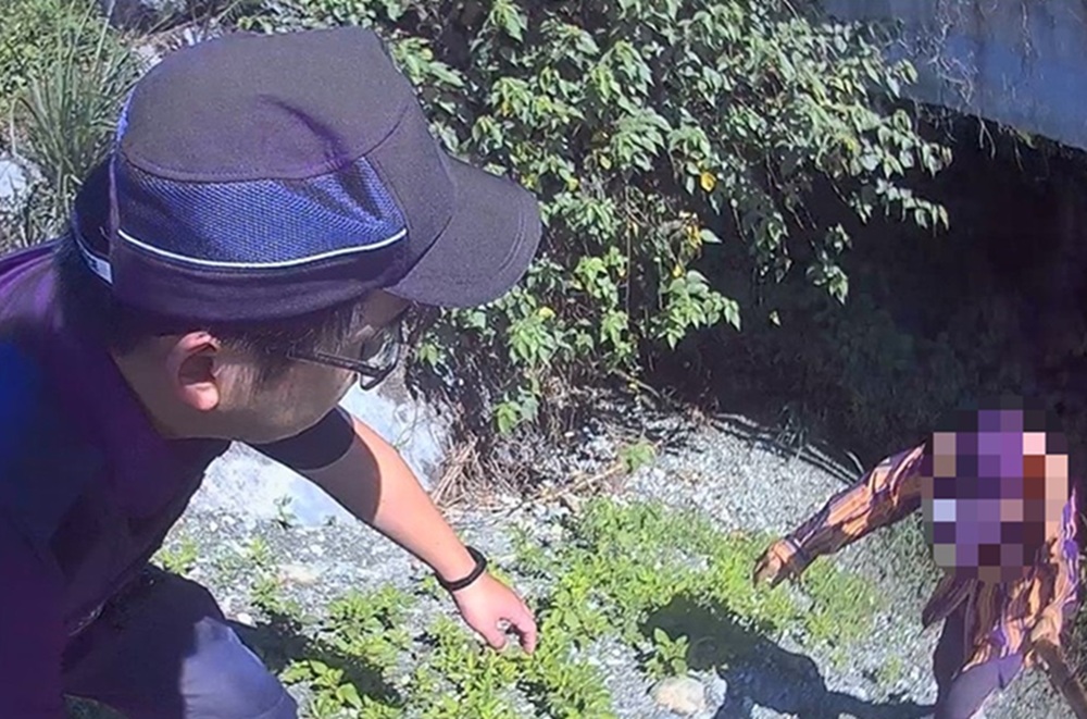 尋找愛犬 老翁受困河床警急救援聯合消防員找回落難毛孩 204 cnews204250720a06