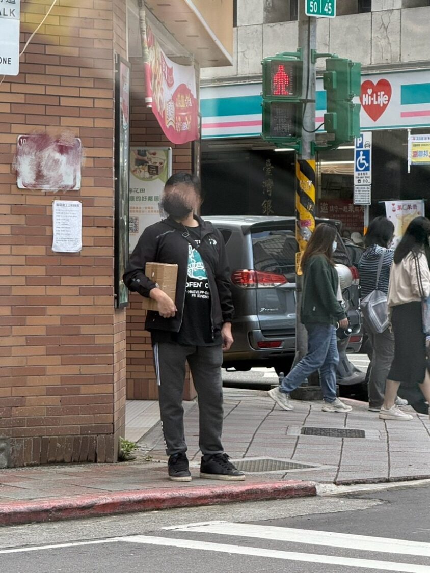 新北刑大專案人員於115/05/06台北市中正區大勇博門市抓獲38歲莊姓車手。(記者徐煜勝翻攝)
