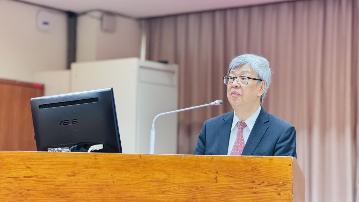 陳建仁回鍋中研院長後首度出席立法院備詢，對於其是否違反行政院長將是其「最後一個公職」承諾？成為立委質詢焦點，表情嚴肅。(圖／記者翻攝)