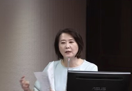 王鴻薇再度質疑國防部「RDX海掃更」炸藥原物料採購案由資本額僅1900萬元、主要營業項目為室內裝修的福麥國際室內裝修有限公司得標。(圖/記者翻攝)