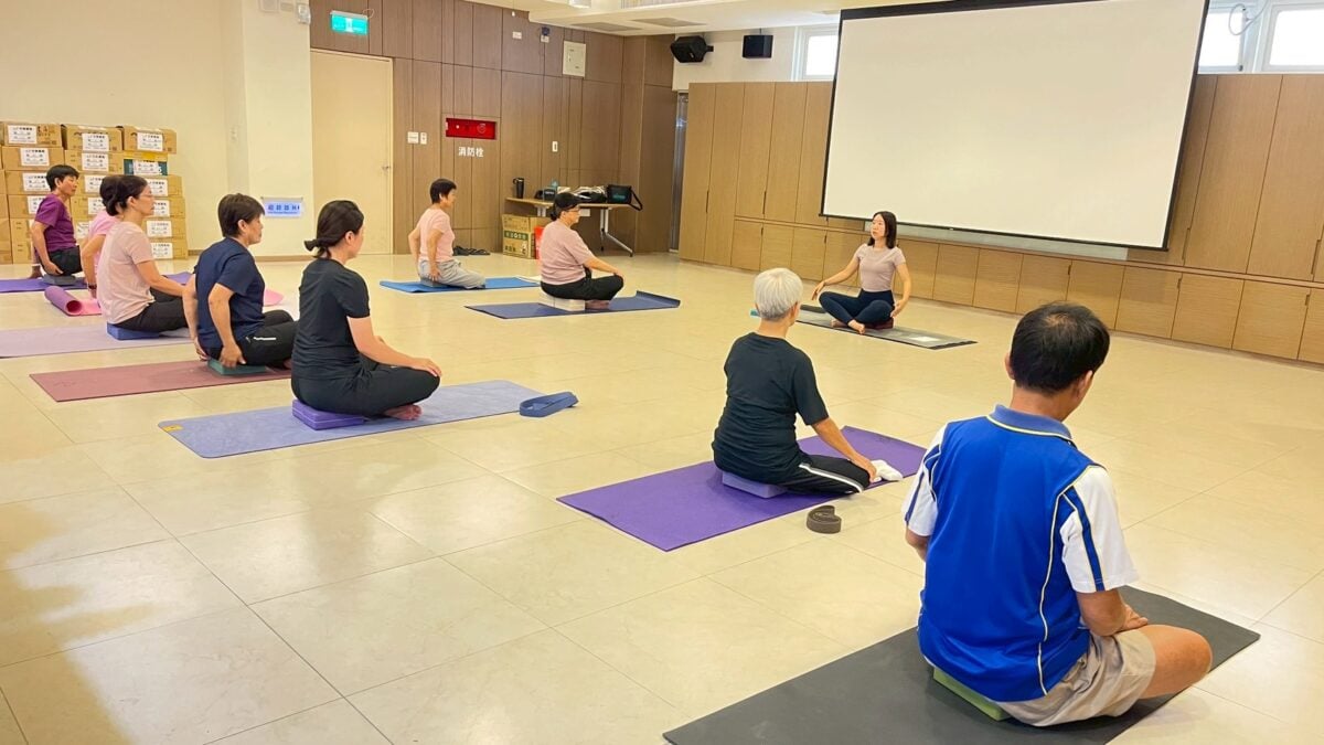 ▲高雄市勞工局勞工大學「全方位伸展瑜珈」美濃班正式開課，學員在專業師資帶領下進行伸展與瑜珈練習，透過規律運動舒緩壓力、促進身心健康，實踐終身學習理念。