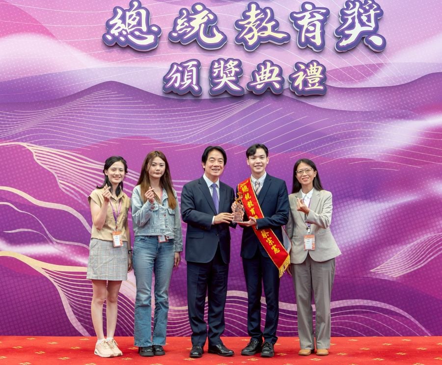 ▲蔡宗憲（右二）於總統府接受2026總統教育獎公開表揚，導師兼主任秘書李憶甄教授（右一）到場觀禮，共同見證這段從逆境走向榮耀的生命旅程。
