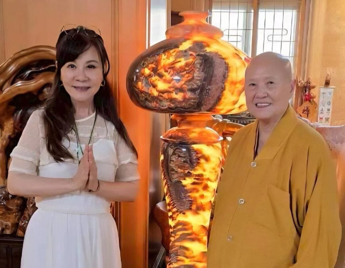 .▲藉由歌聲闡揚人性真善美,龍千玉榮獲常露上人頒發「妙音獎」。