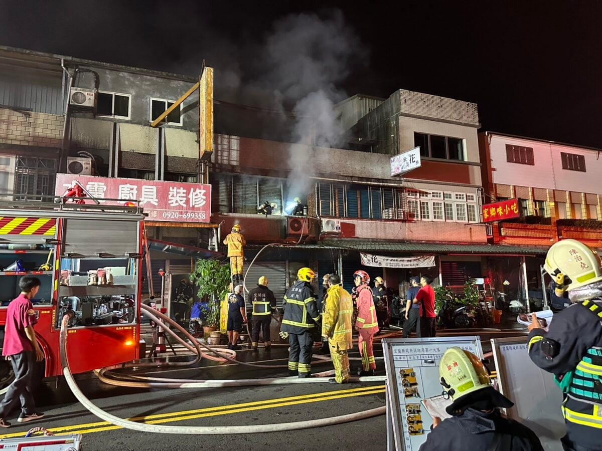 ▲宜蘭市泰山路火警濃煙從一樓頂竄出。