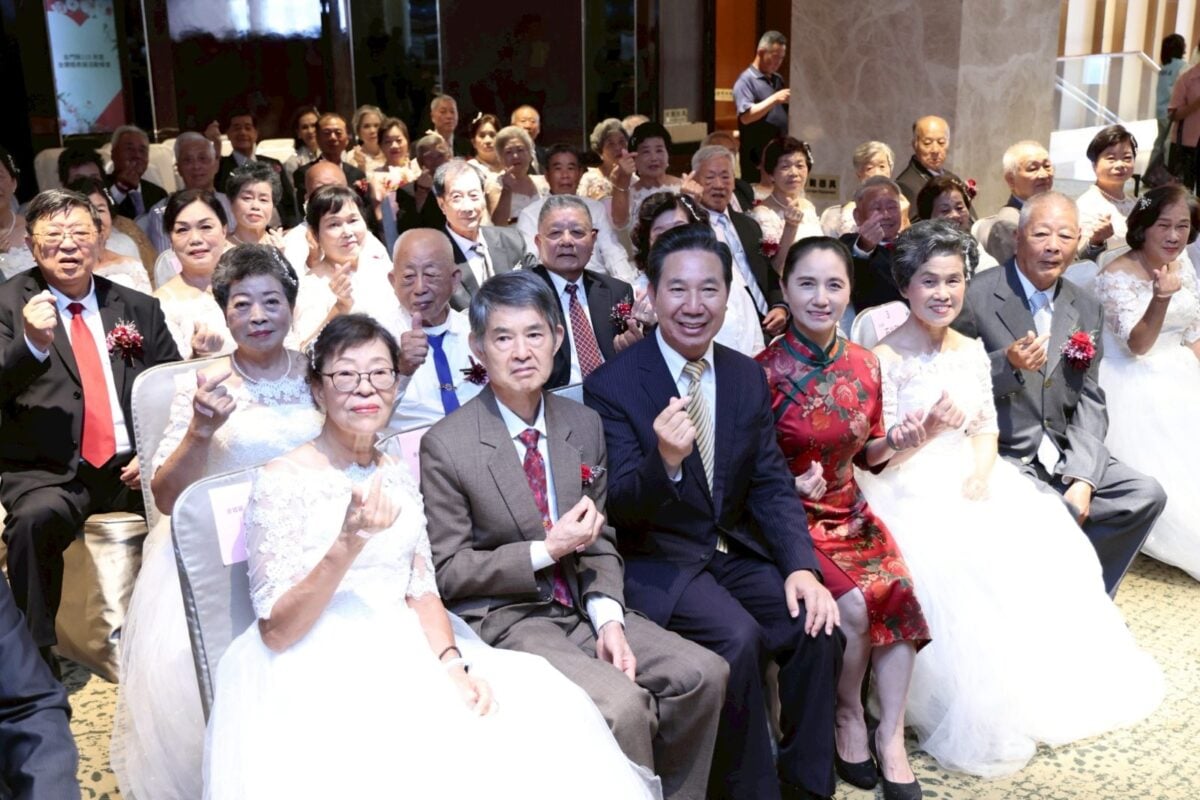 ▲縣長伉儷與金鑽婚長輩合影。
