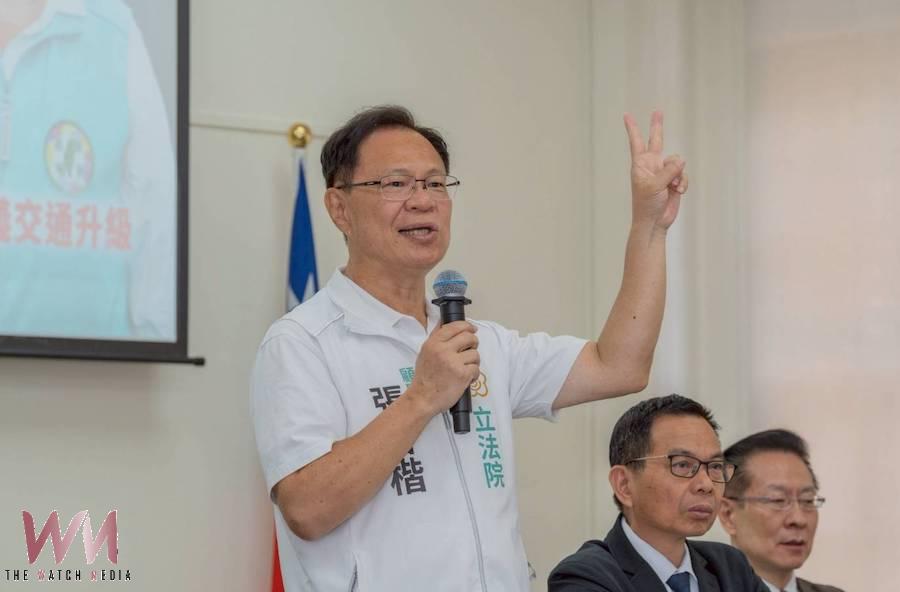 張啓楷積極反對中聯公司致癌油品事件持續延燒,嚴重衝擊民眾對食品安全的信任,邀王美惠立委共同出席725反毒台活動。(圖/記者陳惲朋翻攝)