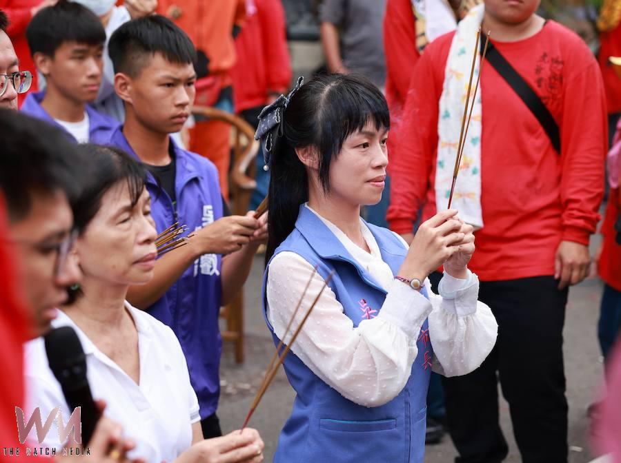 吳品叡在鄉親陪同向虎爺祝壽祈福,呼籲NCC應該清楚告訴大家,網路中斷後要如何聯絡、如何通報、如何求援。(圖/記者陳惲朋翻攝)