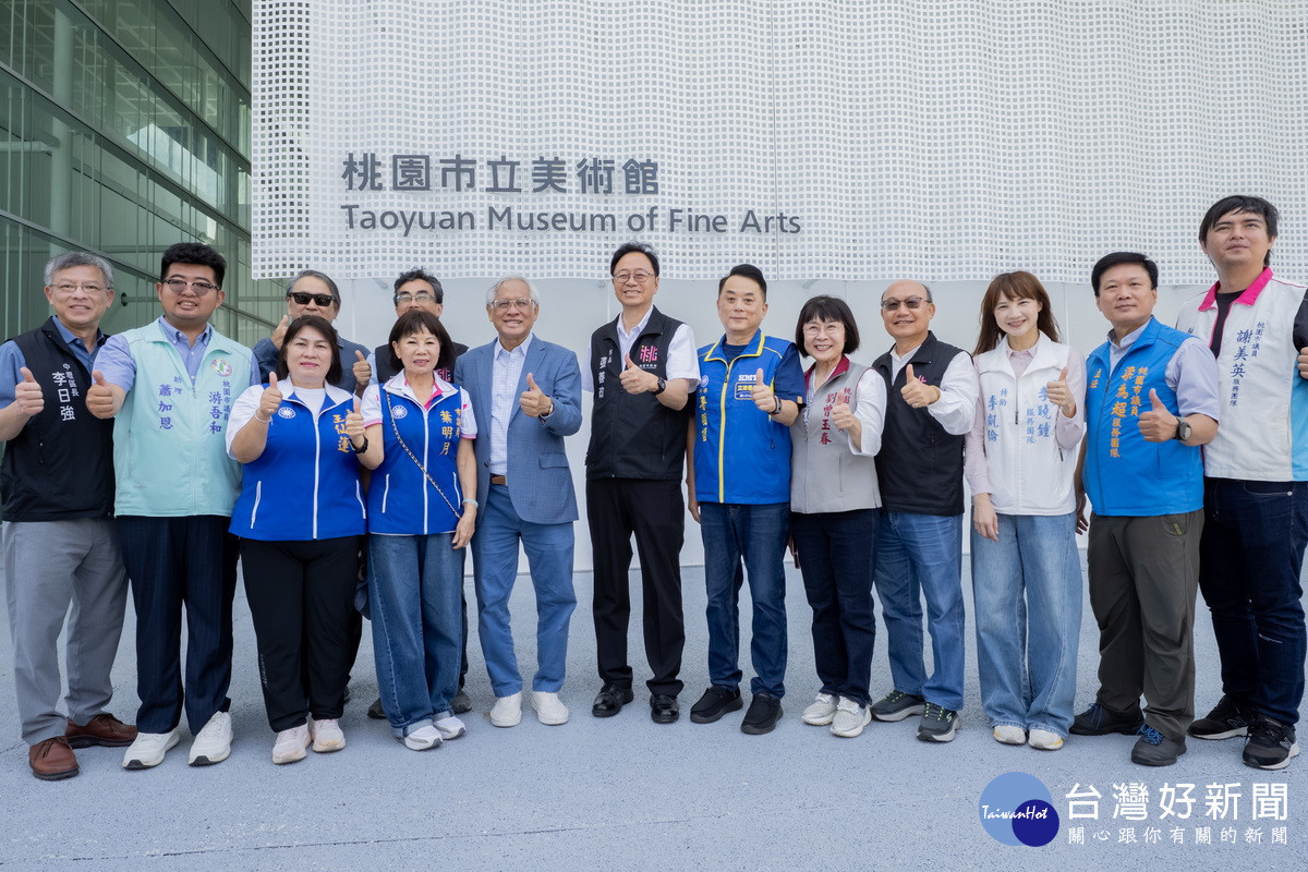 桃園市長張善政視察「桃園市立美術館新建工程-人行連通空橋工程竣工」時大合照。<br /><br />