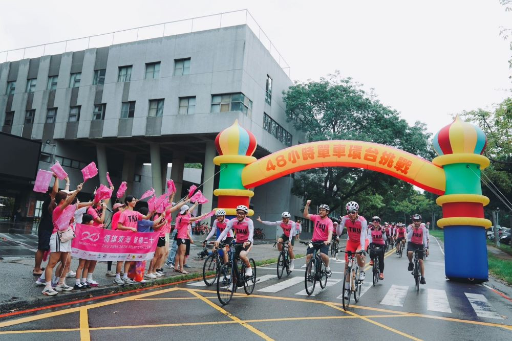 東海大學 EMBA 26 位校友選手歷時 47 小時 19 分鐘，以兩天順利完成 1055 公里的環台壯舉。(圖/東海大學)