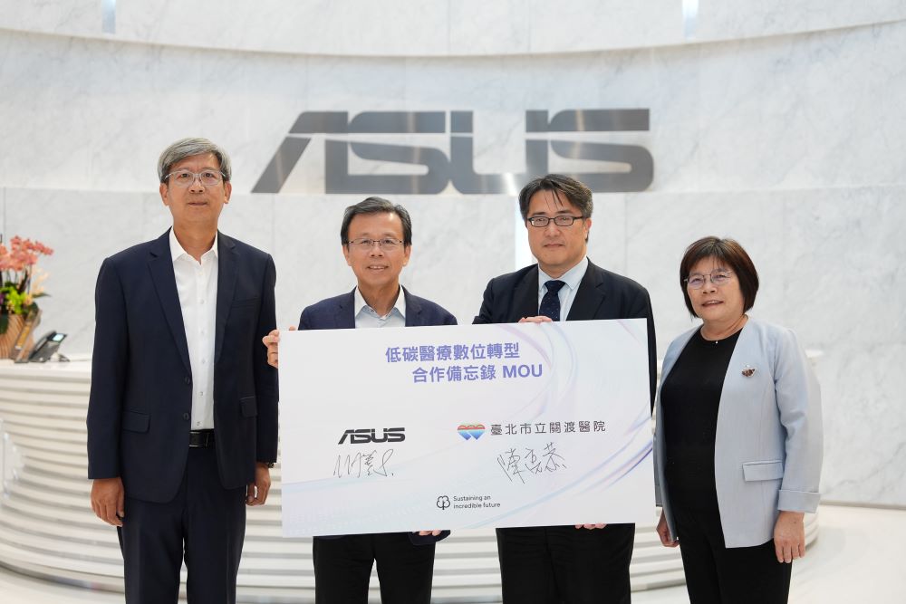 華碩與關渡醫院將持續深化智慧永續醫療合作,共同推動低碳醫療模式於醫療場域的落實。(左起為華碩永續長吳澤欣,華碩共同執行長胡書賓,關渡醫院院長陳亮恭,關渡醫院副院長林麗華)