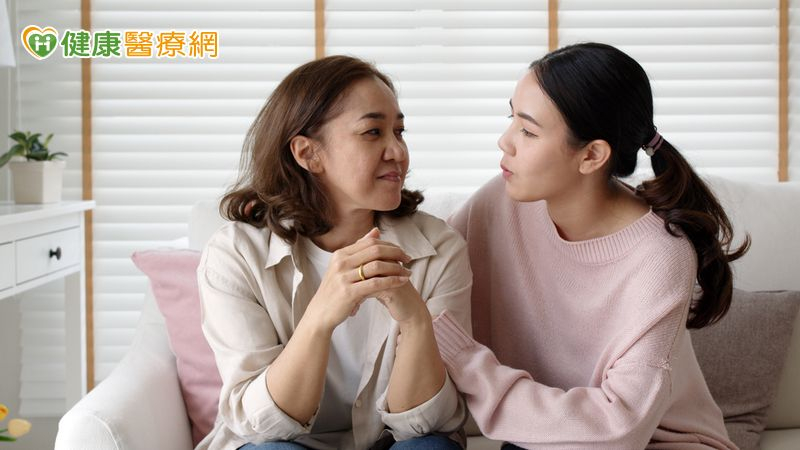 親友陷憂鬱焦慮該如何陪伴?這「五急救步驟」化解危機