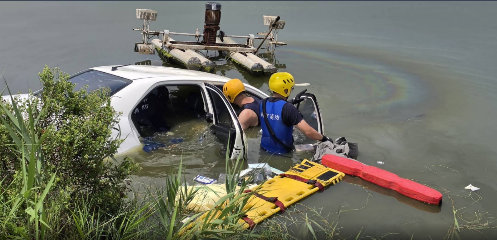 ▲車衝魚塭滅頂！警消搜救3小時　人救出已不治（圖／記者王俊勝 翻攝）